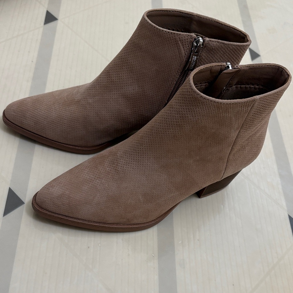 Michael by Michael Shannon.  Elegant Tan Ankle Boots, size 7. New! NWT - Picture 2 of 10